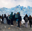 Experiencia pedagógica en el corazón del Glaciar Perito Moreno: alumnos recorren las instalaciones de Hielo y Aventura.