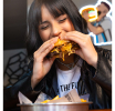 Lali tiene doble, y Mi Barrio, nueva campaña: La hamburguesería redobla la apuesta con humor, música y sabor argentino.