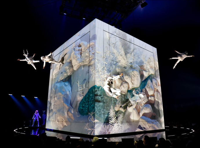 La magia se vuelve real: los proyectores Epson dan vida a las ilusiones imposibles en el nuevo show "ALIZÉ" de Cirque du Soleil en Berlín.