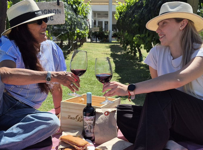 De crear tu propio blend a un picnic entre viñedos: las nuevas propuestas de Bodegas Bianchi para vivir el verano en Mendoza.