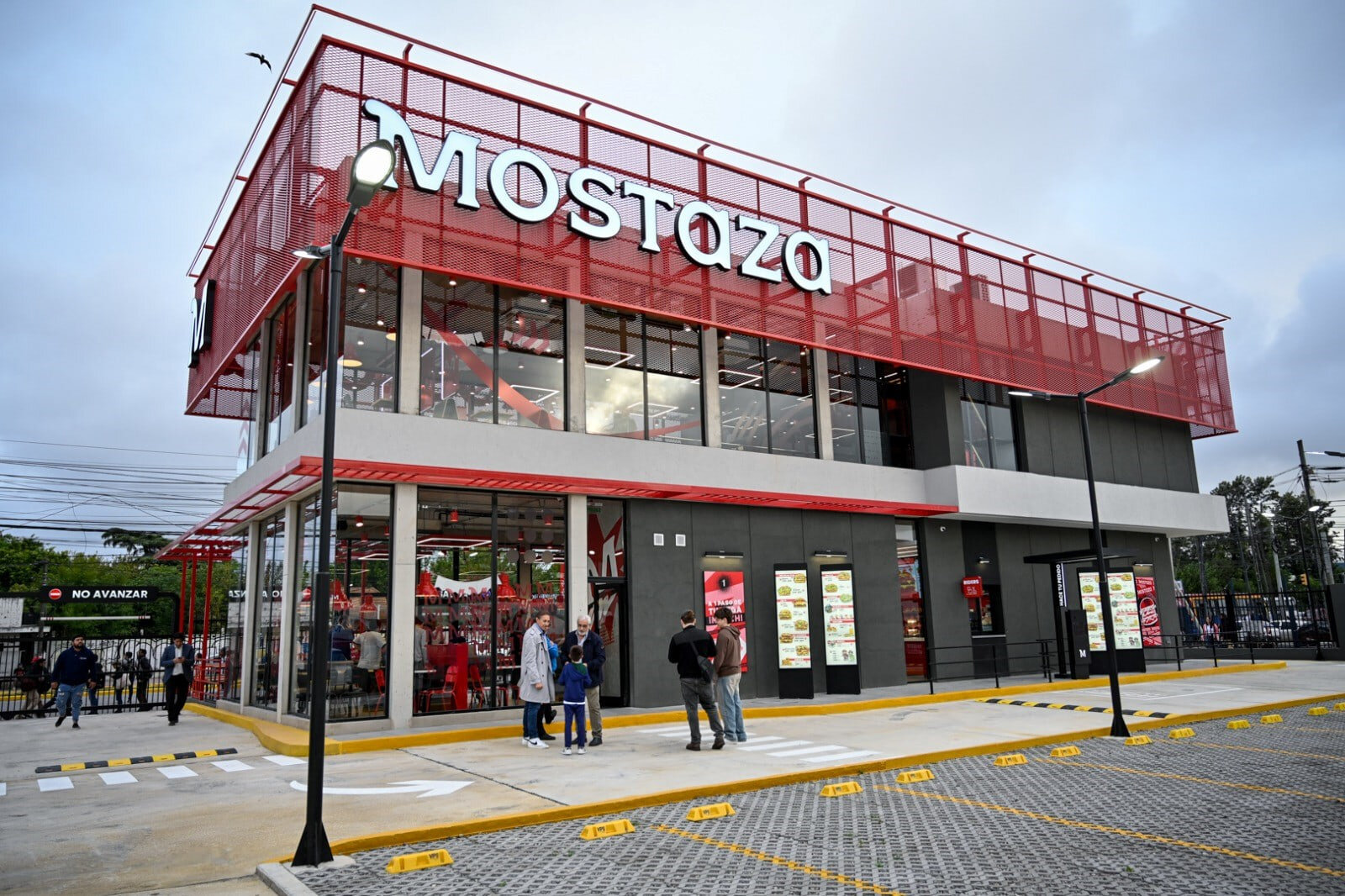 MOSTAZA NO PARA: ABRE SU LOCAL N°199 EN TIGRE Y LANZA UNA COLECCIÓN DE DINOSAURIOS CON DISCOVERY