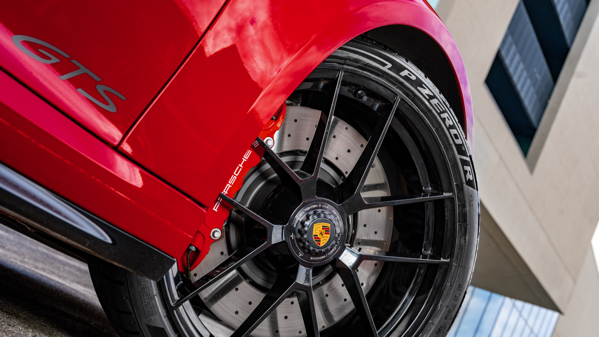 Pirelli y Porsche: alianza de precisión para el primer 911 híbrido