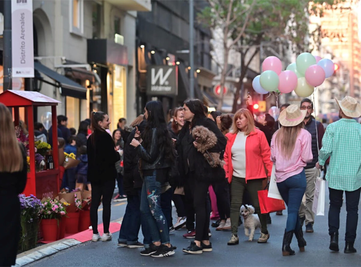 Llega “La Noche del Diseño”: Distrito Arenales se transforma en un festival multidisciplinario a cielo abierto para celebrar sus 10 años.