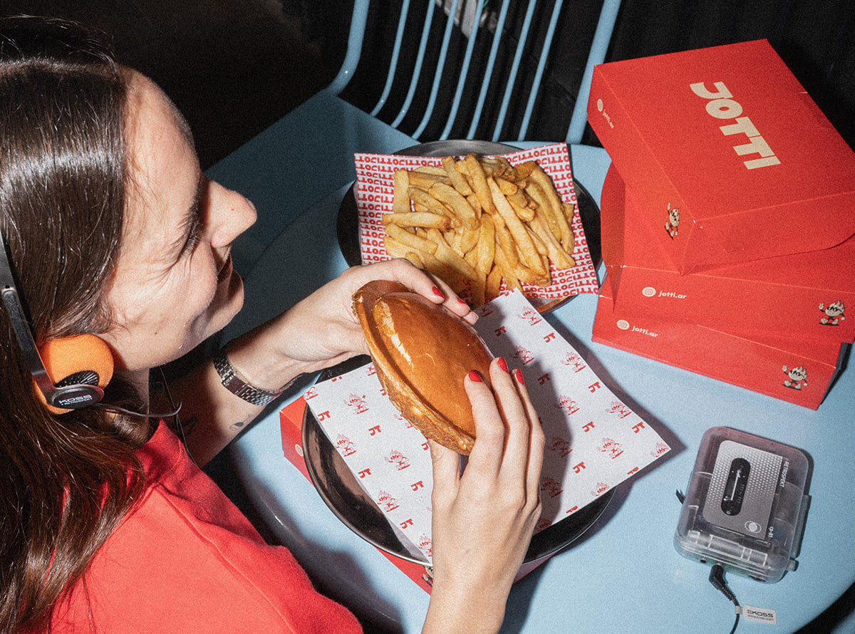¡Explosión de sabor en Plaza Serrano! Abrió Jotti, el nuevo hotspot que redefine el "prensado gourmet" en un pan brioche sellado.