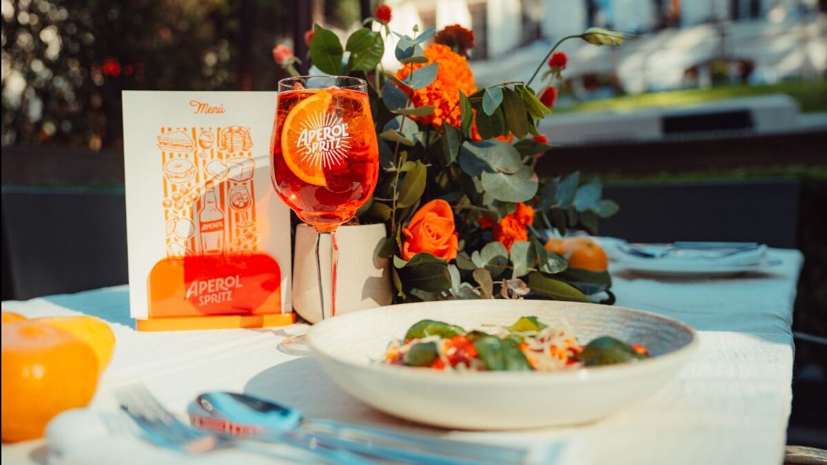 El Ritual del Sol: Aperol Redefine el Brunch y Corona al Spritz como el Primer Cóctel del Día