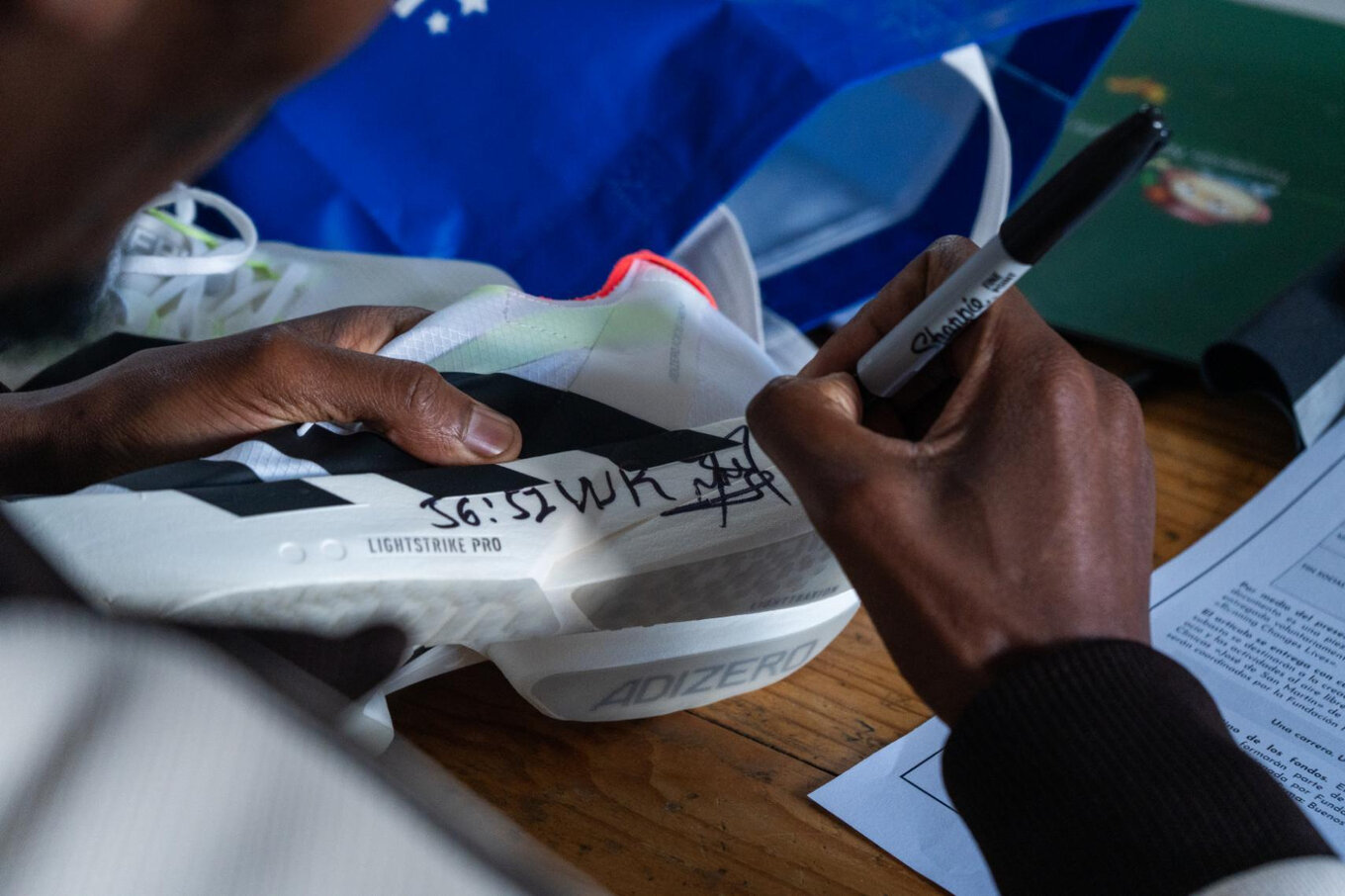 Subasta solidaria: las zapatillas del récord mundial de Buenos Aires ayudarán a Fundación Flexer