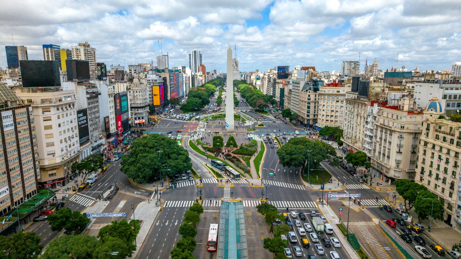 Otra Buenos Aires para recorrer: los circuitos ganadores que llevan el turismo a Parque Chas, Liniers y Caballito